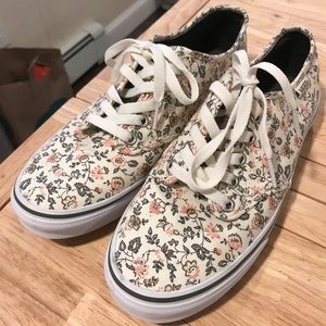Never worn before VANS SIZE 8 1/2
